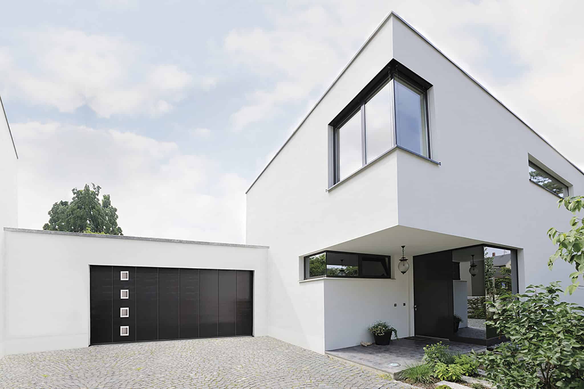 Maison carré blanche avec porte de garage alu noir