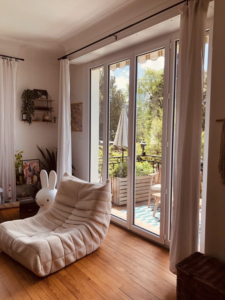 Changer une porte-fenêtre dans une maison des années 60 : un compromis entre modernité et respect du style