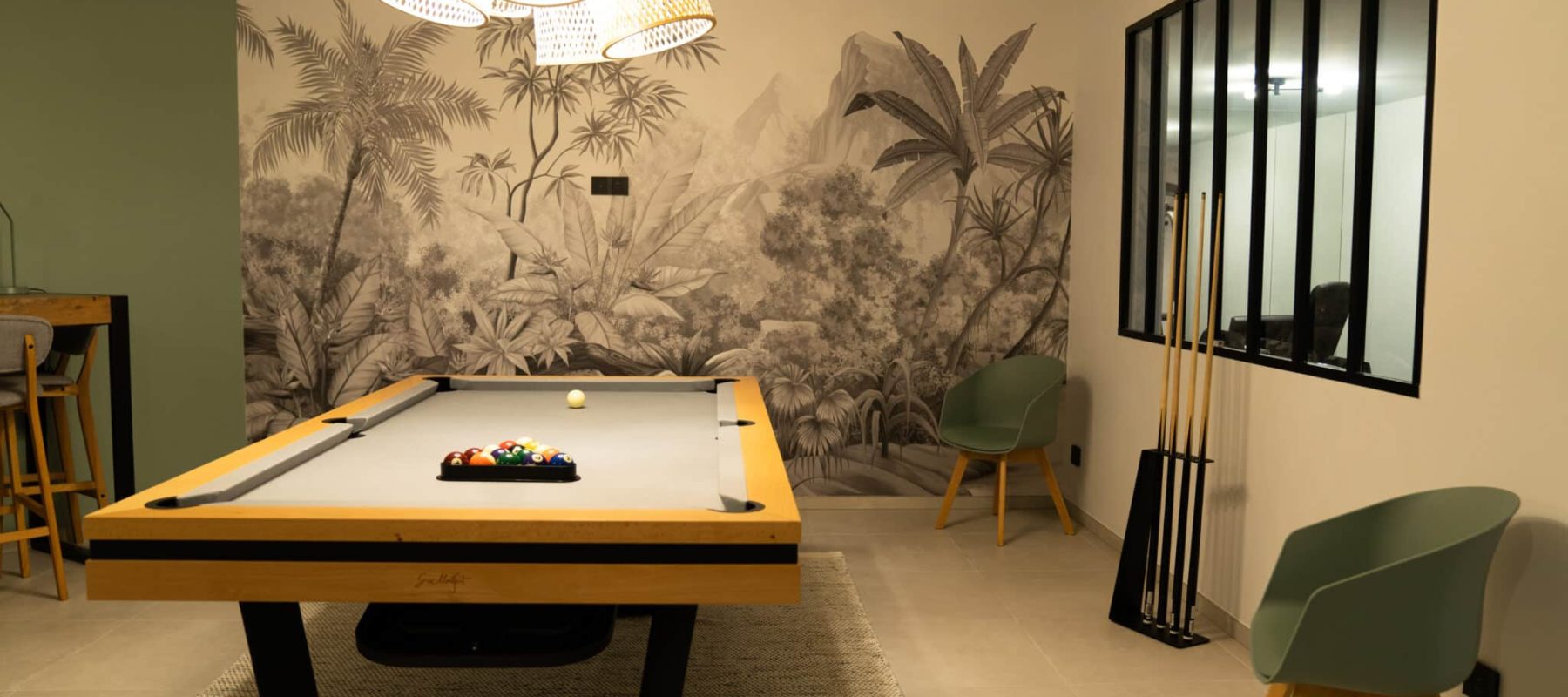 Salle de jeu avec séparation en verrière